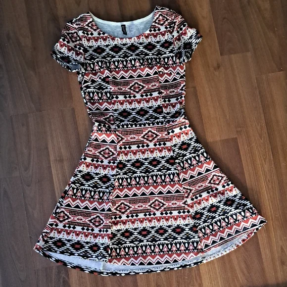 Aztec Patterned Short Sleeve Mini Dress - Picture 4 of 5